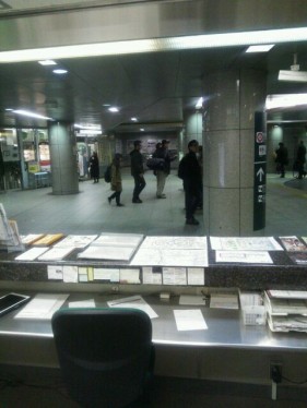 Around Metropolitan Transit Information Desk, Tochomae Station, Toei Oedo Line・Computer_3