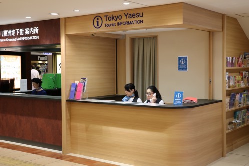 Reception desk of Tokyo Yaesu Tourist INFORMATION・Computer_3