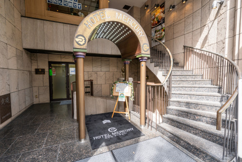 Entrance of OYO HOTEL MERCURY・Computer_2