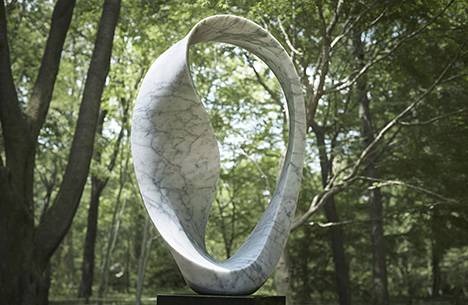 Close-up photo of a sculpture exhibited in the forest 1・Zoom